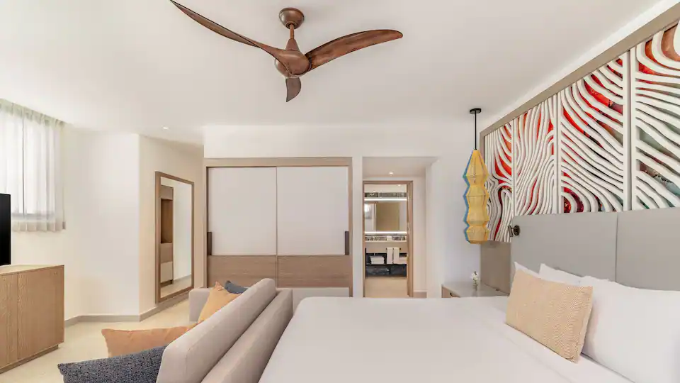 Club Deluxe Master Penthouse Suite king bedroom with sitting area at Hyatt Ziva Los Cabos.