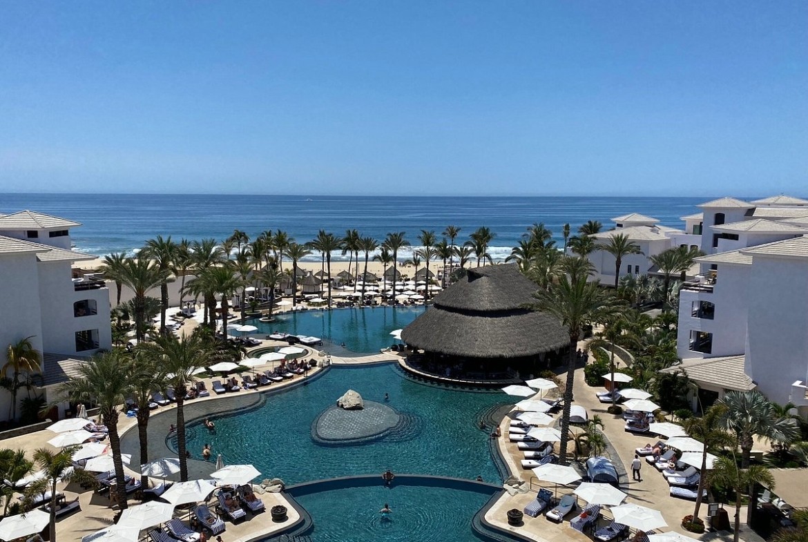 Hilton Vacation Club Cabo Azul Los Cabos resort with villa-style suites, pools, and amenities in San José del Cabo, Mexico.